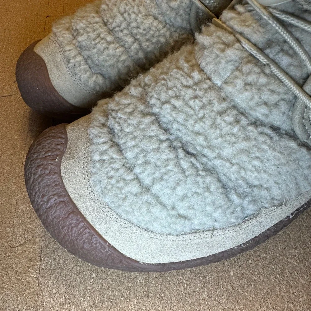 Keen‎ Howser II Mid Beige Faux Fur Bungee Lace Ankle Boots Womens 10 1023819